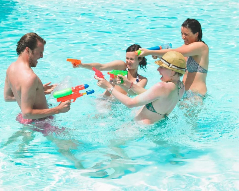 室內(nèi)泳池什么“咖位”?居然用專業(yè)定制的除濕機!!!