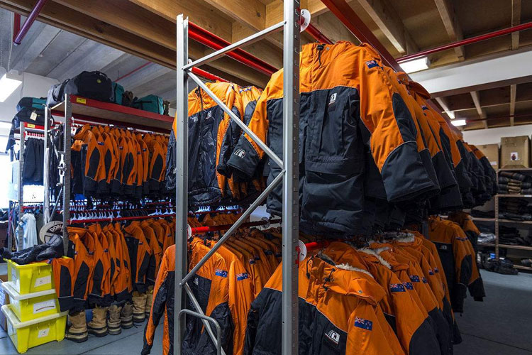 服裝倉庫如何除濕?倉庫除濕機輕松應(yīng)對潮濕問題